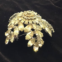 Load image into Gallery viewer, Vintage Rhinestone Flower Brooch