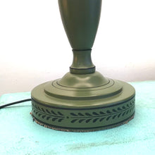 Load image into Gallery viewer, 1970s Colonial Style Tole Lamp