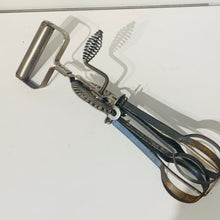 Load image into Gallery viewer, Vintage Egg Beaters