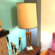 Load image into Gallery viewer, Vintage Table Lamp