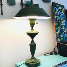 Load image into Gallery viewer, 1970s Colonial Style Tole Lamp