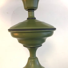 Load image into Gallery viewer, 1970s Colonial Style Tole Lamp