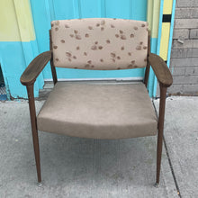 Load image into Gallery viewer, Vintage Metal Frame Arm Chair