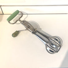 Load image into Gallery viewer, Vintage Egg Beaters