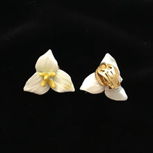 Load image into Gallery viewer, Trillium Clip On Earrings