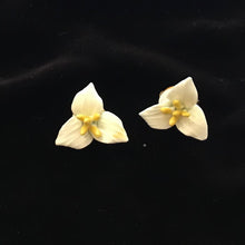 Load image into Gallery viewer, Trillium Clip On Earrings
