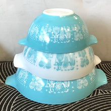 Load image into Gallery viewer, Vintage Pyrex Butterprint Mixing Bowls