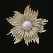 Load image into Gallery viewer, Vintage Flower Brooch