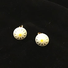 Load image into Gallery viewer, Daisy Clip On Earrings