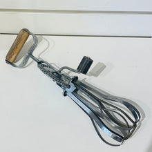 Load image into Gallery viewer, Vintage Egg Beaters