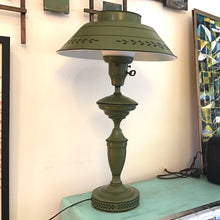 Load image into Gallery viewer, 1970s Colonial Style Tole Lamp