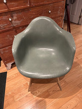 Load image into Gallery viewer, Vintage Herman Miller Shell Chair
