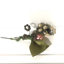 Load image into Gallery viewer, Vintage Holiday Corsages