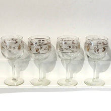 Load image into Gallery viewer, Set of 4 Pine Cone Pattern Wine Glasses