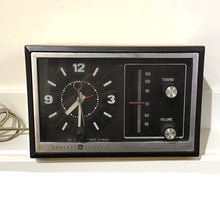 Load image into Gallery viewer, Vintage General Electric Clock Radio